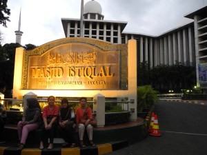 Tante da - Ibu - Tante Jul di depan mesjid istiqal