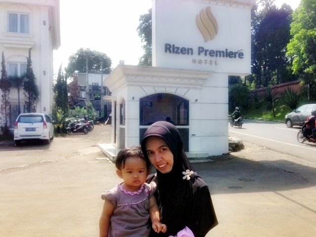 Sebelum pergi, foto-foto dulu di depan hotel :D