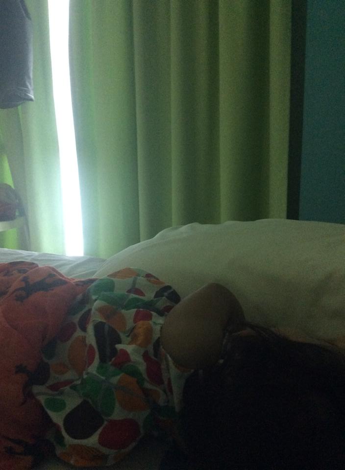 Si K bobo siang di Hotel KL. Emak dan K nya kemudian ditinggal Papanya jalan-jalan ke Mall Pavilion >.<