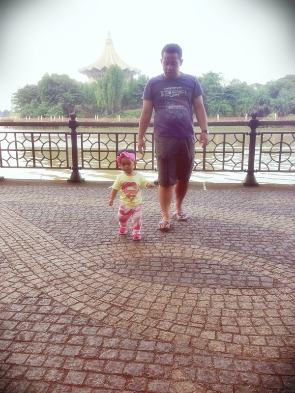 Papa dan K main di waterfront