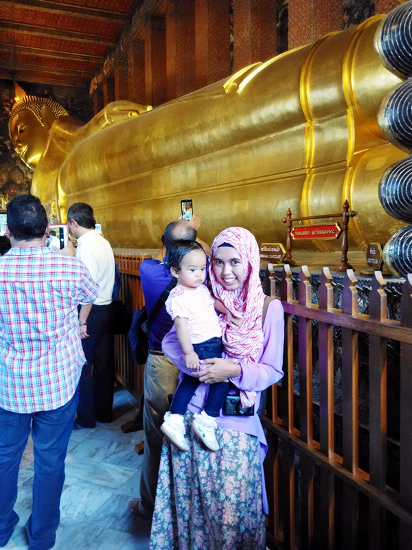 Bengong di depan Budha tidur