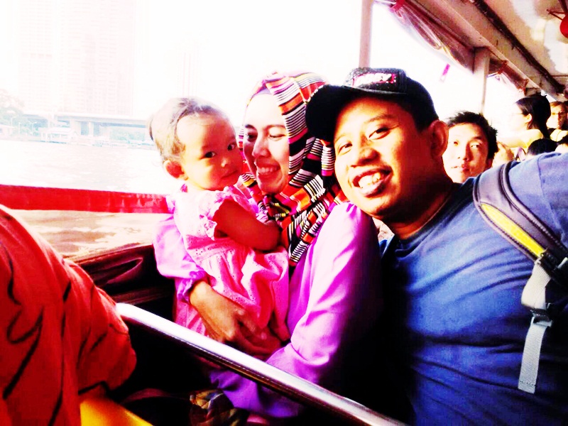 Di dalam ferry. Si K kesenangan tangannya mainin air sungan :D