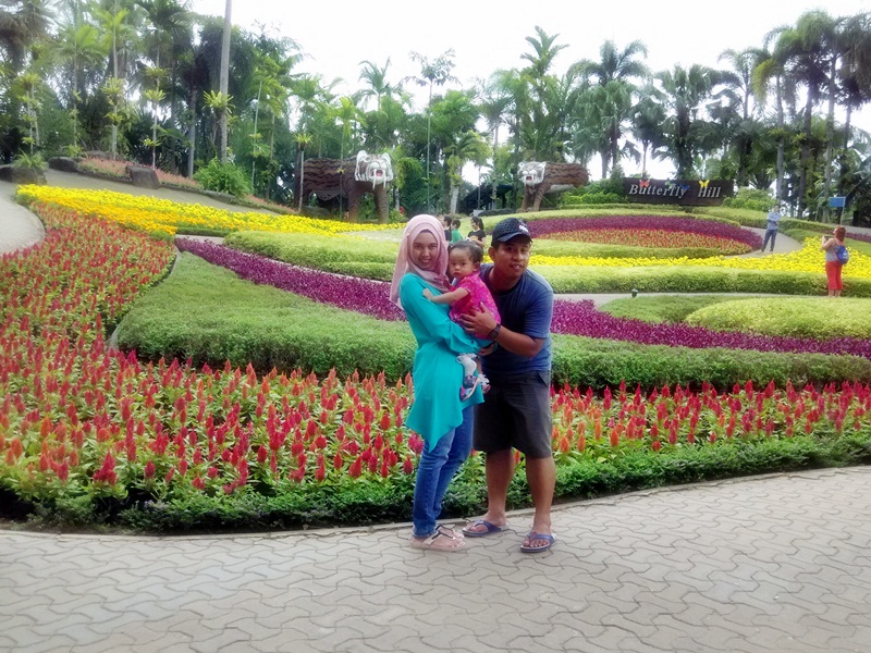 Foto di depan taman bunga bertiga :D