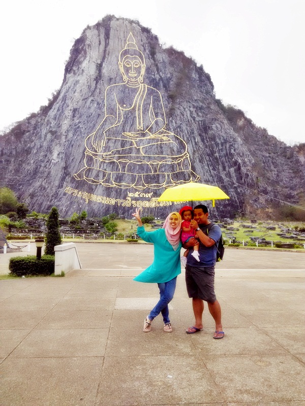 Foto sambil payungan karena lagi hujan