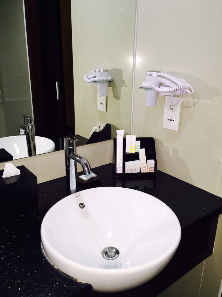 Pernak pernik yang biasanya si Niee bawa pulang. Plus sendal seh biasanya :P