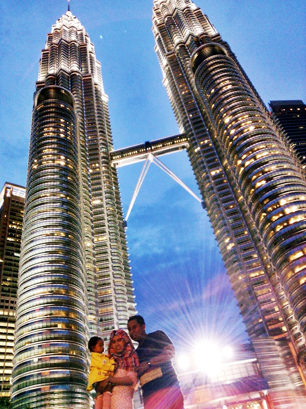 Di depan Petronas Tower