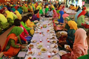 Saprahan - Tradisi makan bersama dengan tangan di lantai bersama sama di Kota Pontianak