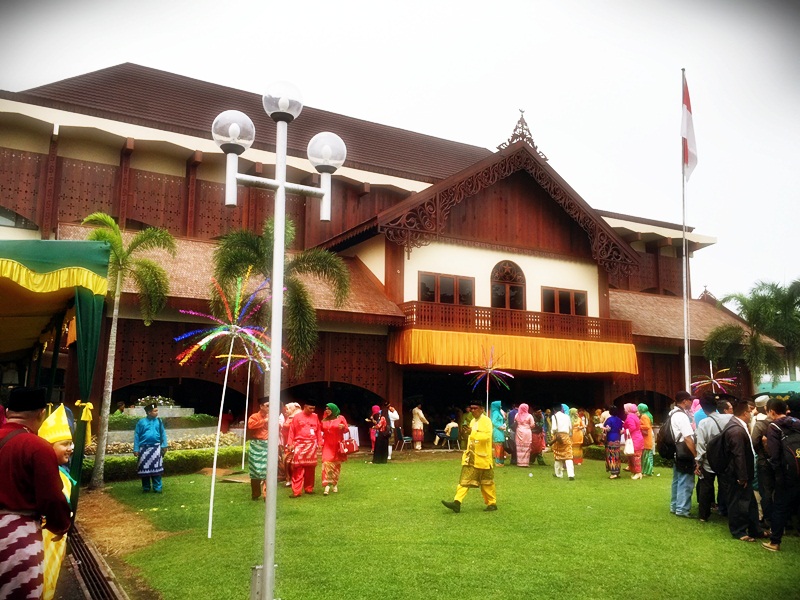 Kantor Walikota Pontianak berhias Pohon Manggar dan PNS berseragam Baju Kurong dan Telok Belanga