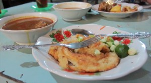 Roti cane dimakan pake kuah kari daging. Aku seh selalu makannya pake daging sapi. sumber: www.visitv3.com