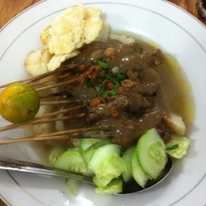 Sate khas Melayu dengan kuah kacang. Dimakan dengan ketupat dan timun sumber: www.foodspotting.com