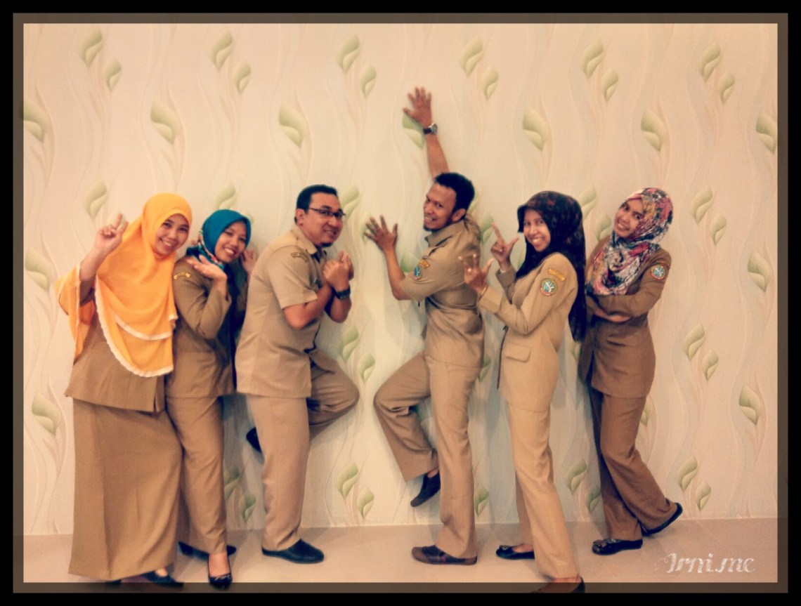 Foto perdana satu tim diawal tahun di gedung yang baru :D