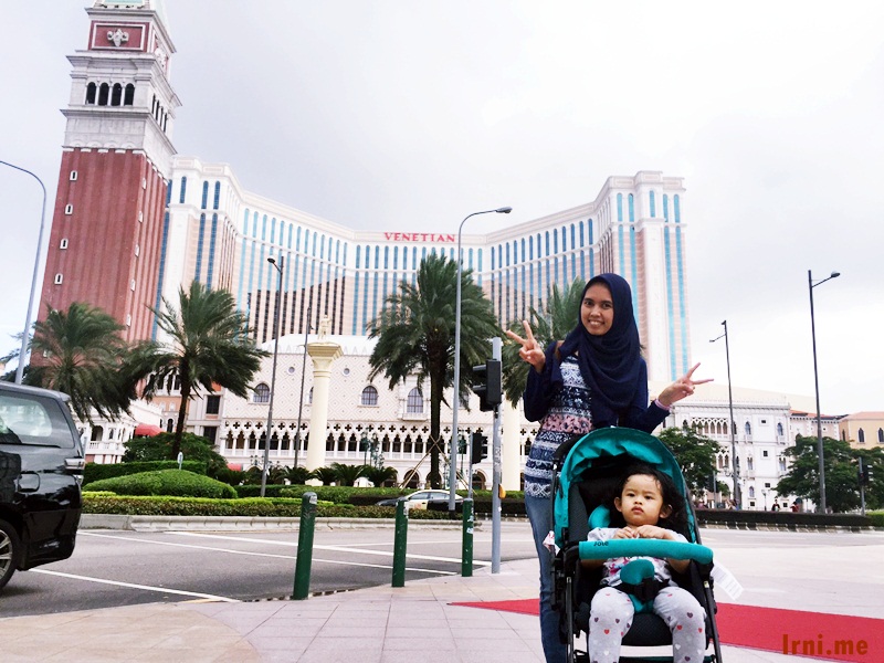 Jalan di depan hotel menuju ke Venetian