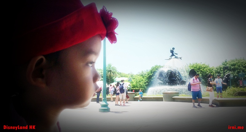 Lihat dari jauh aja ya ma :D