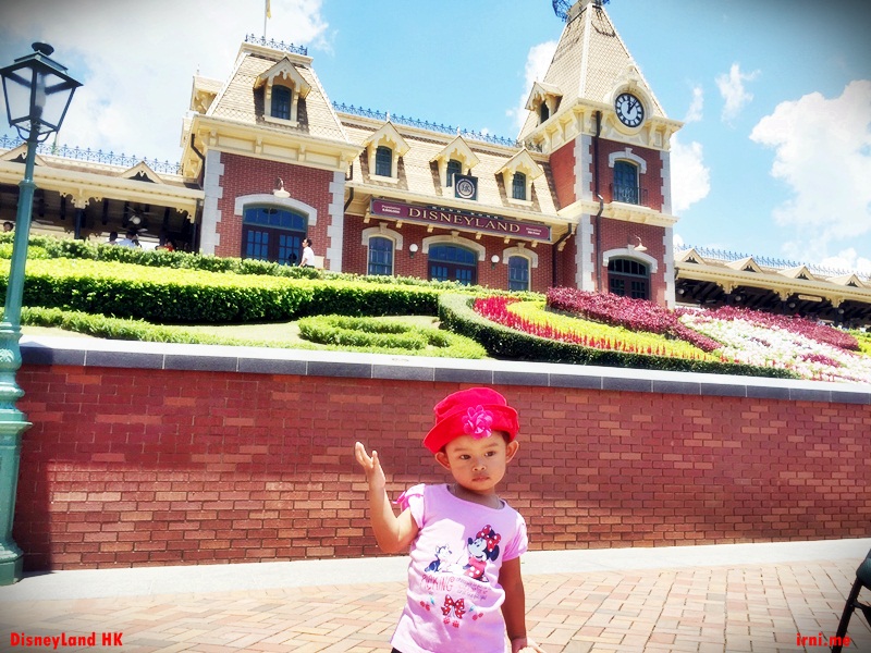 Rumah Mickey Mouse. Anaknya protes gak mirip kayanya :P