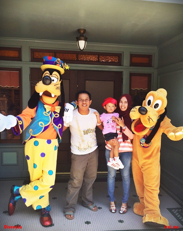 Foto bareng Goofy and Pluto
