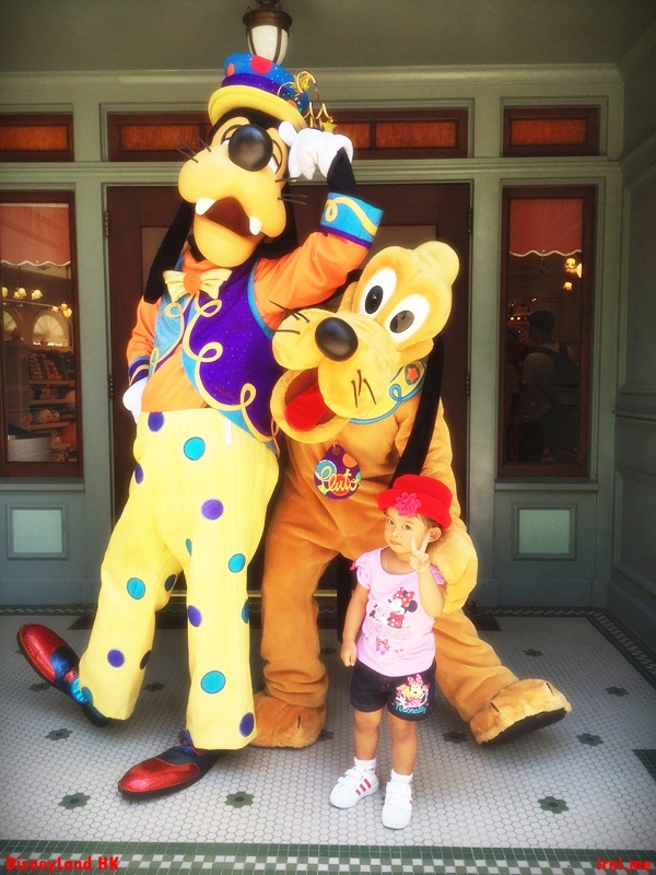 Foto bareng Goofy and Pluto