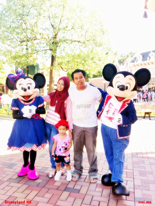 Foto bareng Mickey dan Minnie Mouse