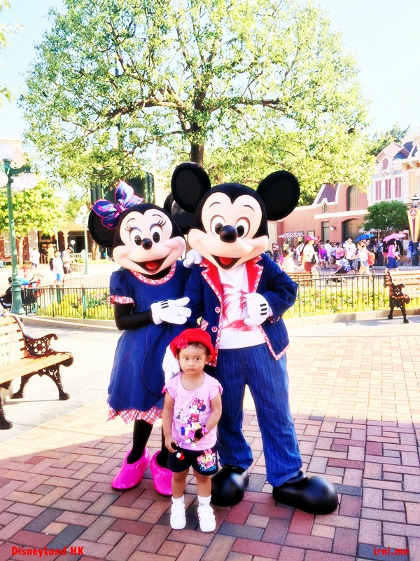 Foto bareng Mickey dan Minnie Mouse