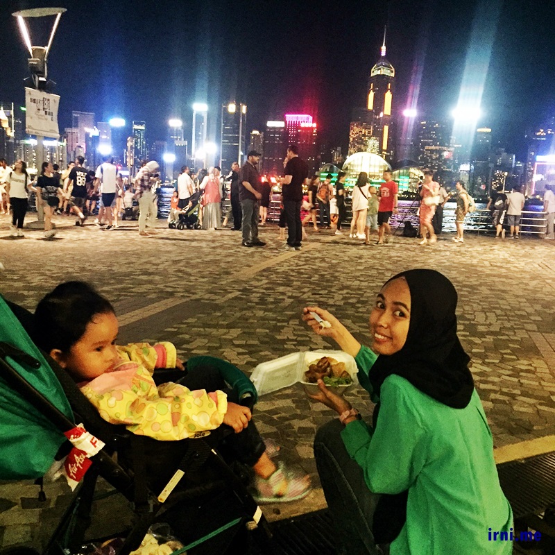 Makan nasi bungkus lauk pecel ayam di Avenue of Star yang lagi direnovasi