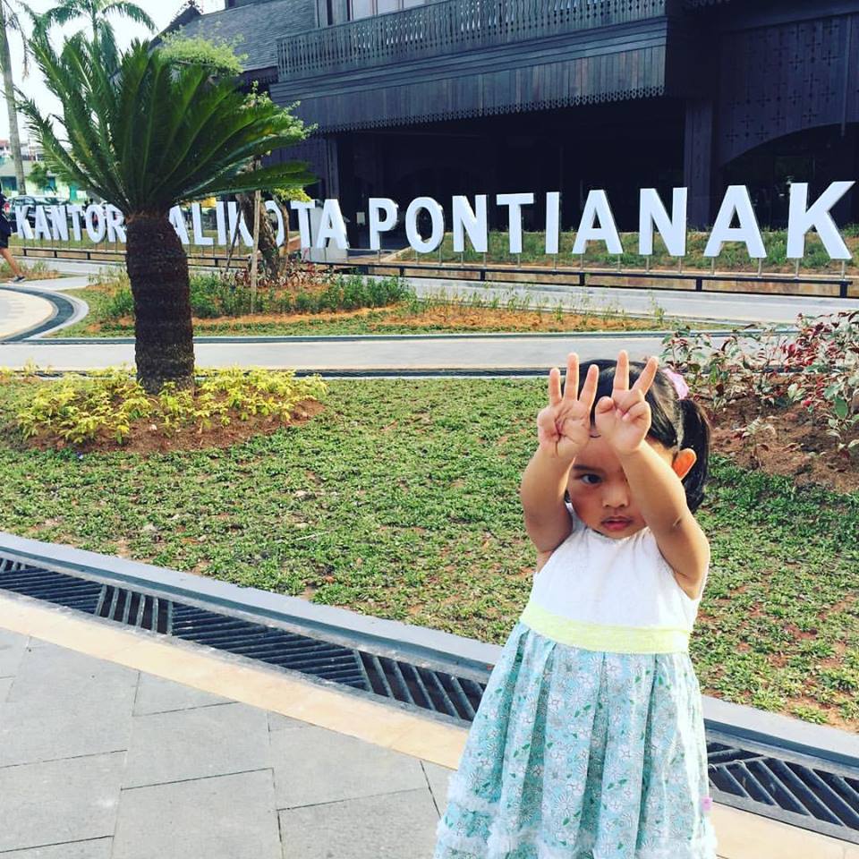 Kantornya si Irni pindahnya ke sini, jadi satu komplek gedungnya sama si abang suami, cuma beda atapnya aja, huahahahahaha